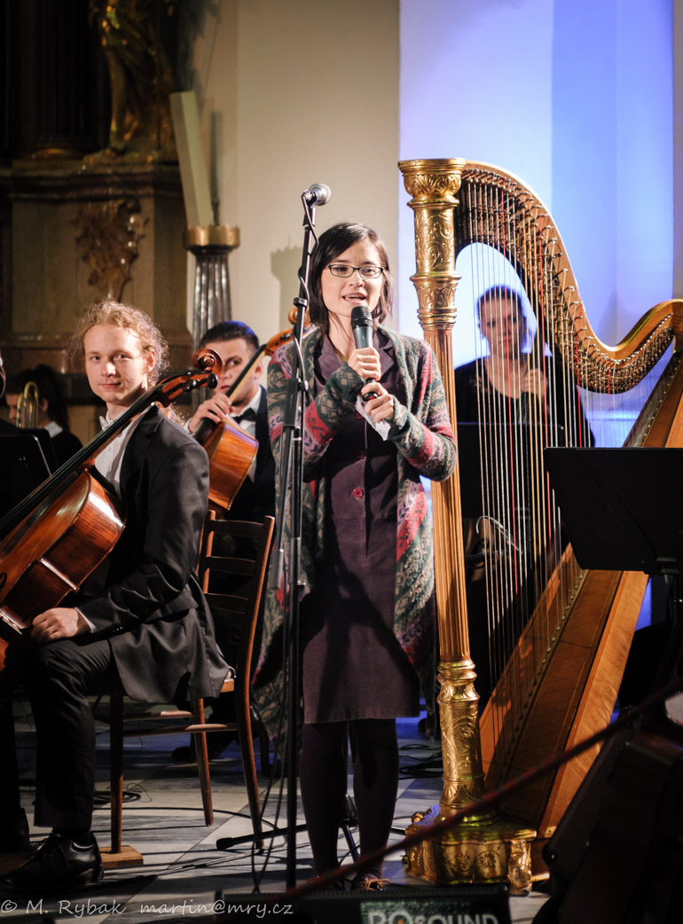 Paní Diana Thuyet Kosinová není nová zpěvačka, ale zahájila koncert jménem Charity Brno