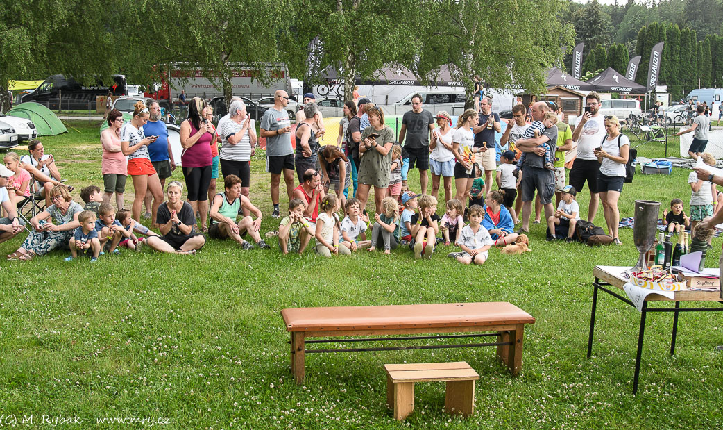 Ceremoniál je přichystán, jen závodníci se raději věnují záchranářskému vrtulníku.