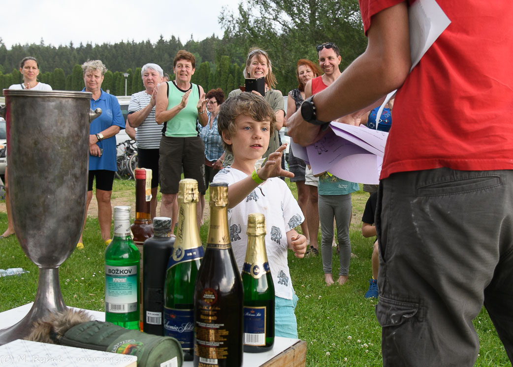 Vichr trhal diplomy z ruky řediteli, děti ale odfouknout nedokázal