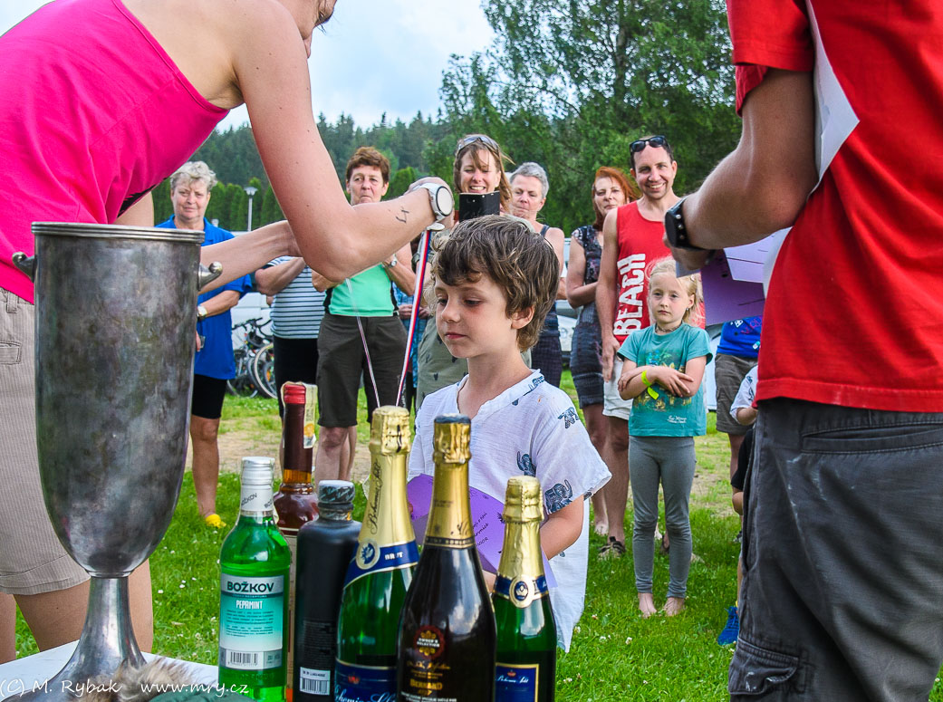 Vichr trhal diplomy z ruky řediteli, děti ale odfouknout nedokázal