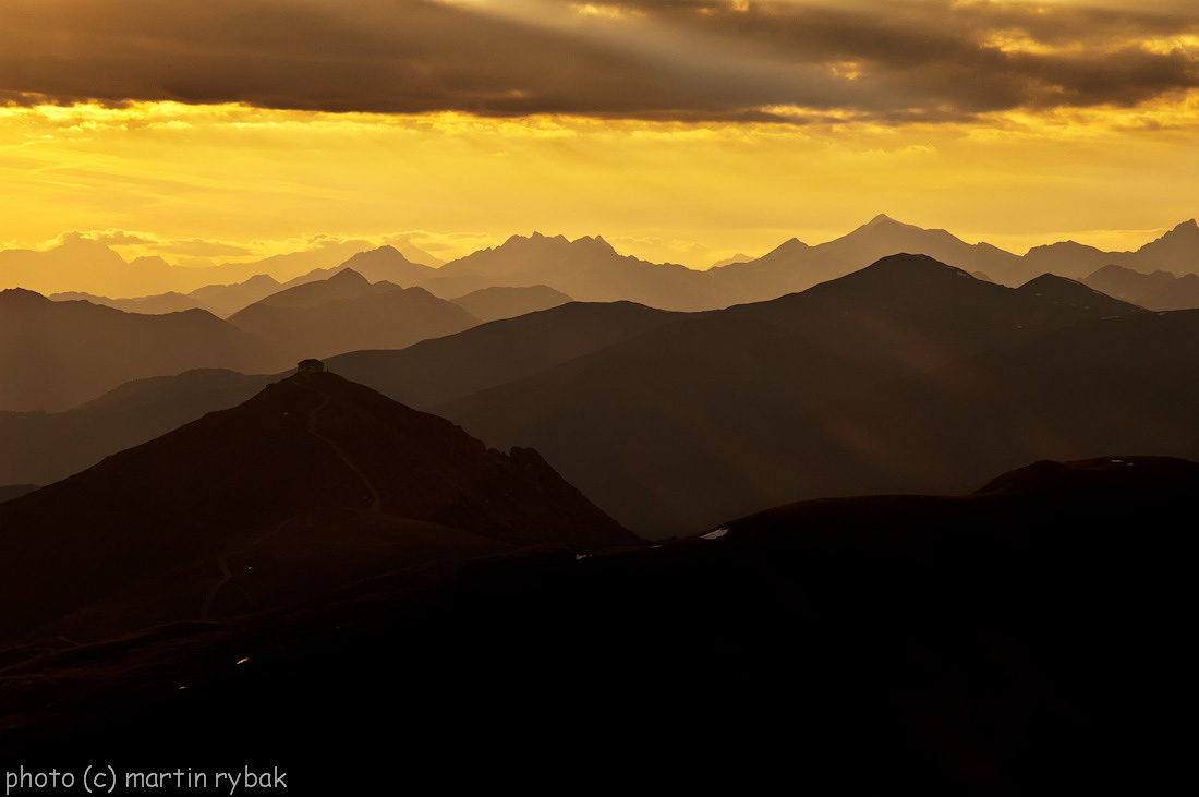 Večerní výhled z Hochgruberspitze na hřebeny Karnských Alp
