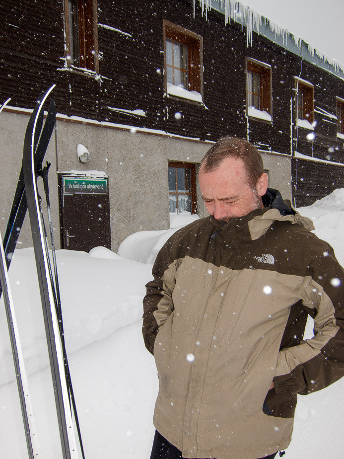 Růža zase dostal nějaký nápad - třeba si vzpomene, že si má namazat lyže